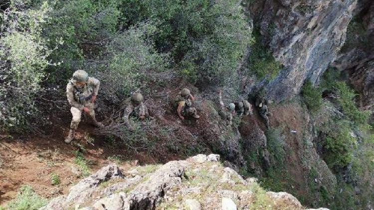 Komandolar, zorlu arazi şartlarında teröristlerin izini sürüyor