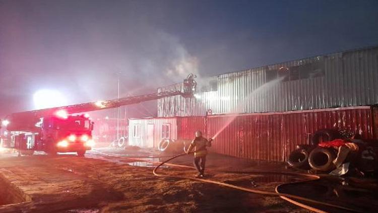 Arnavutköyde izolasyon malzemesi üreten fabrikada yangın