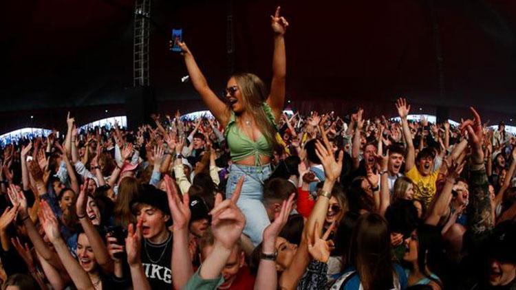 İngilterede sosyal mesafe ve maske kurallarının olmadığı pilot festivale 5 bin kişi katıldı