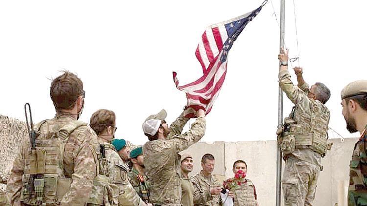 20 yıl sonra devir teslim Amerikan bayrağı indi Afgan bayrağı çekildi