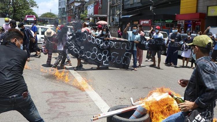 Myanmarda düzenlenen bombalı saldırıda biri milletvekili 5 kişi hayatını kaybetti