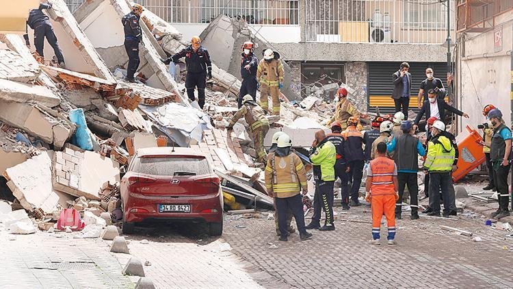 Çatırdama sesleri nedeniyle boşaltılmıştı 12 saat sonra çöktü