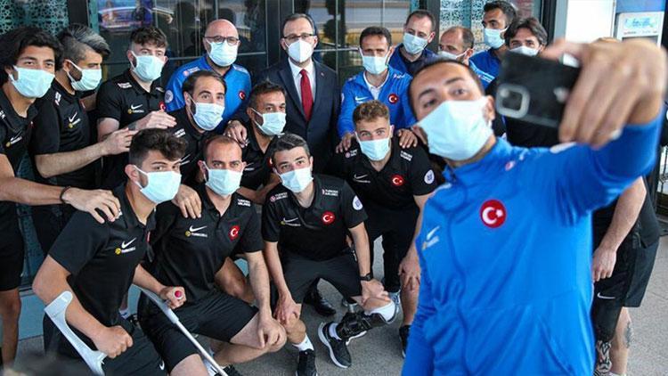 Bakan Kasapoğlu, Ampute Futbol Milli Takım kampını ziyaret etti