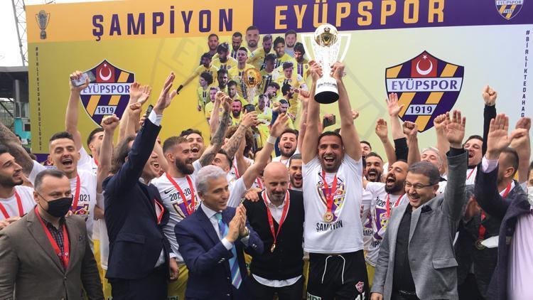 Misli.com 2. Lig Kırmızı Grup şampiyonu Eyüpspor kupasını aldı