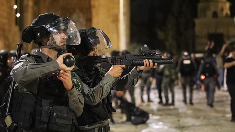 İsrailin zulmü devam ediyor Kudüse gitmek isteyen yüzlerce Filistinliyi engelledi