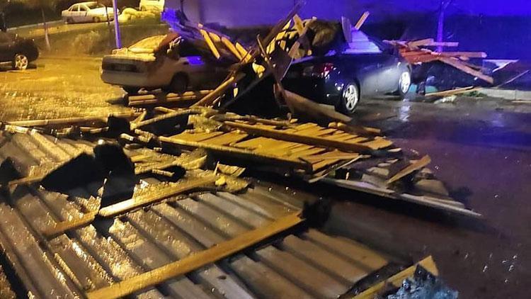 Yozgat’ta şiddetli rüzgar nedeniyle çatılar uçtu, 20 otomobilde hasar oluştu