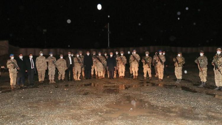 Karsta Mehmetçik ile iftar yapan Bakan Soylu, şehit annelerinin Anneler Gününü kutladı