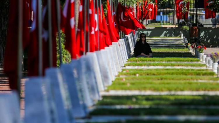 Son dakika... İçişleri Bakanlığı: Şehit aileleri arife ve bayramın ilk günü sokağa çıkma kısıtlamasından muaf olacak