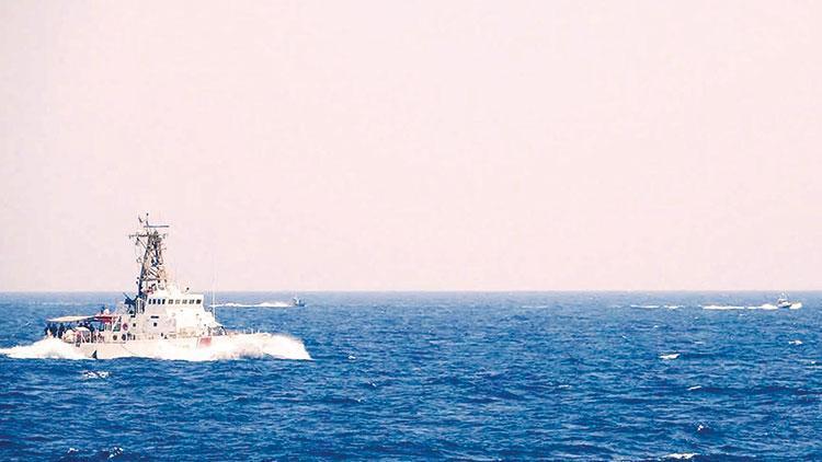 Hürmüz’de gerilim: İran hücumbotlarından ABD gemisine taciz