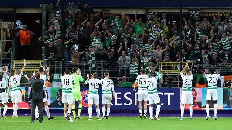 Celtic taraftarları, tribündeki Filistin bayraklarını kaldıran yönetime tepki gösterdi