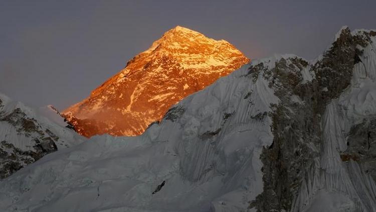Evereste tırmanan 2 dağcı öldü