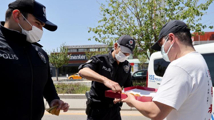 Yol denetiminde çikolata ikramı