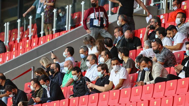 Göztepe - Beşiktaş maçında gergin anlar Oğuzhan Özyakupa tribünde...