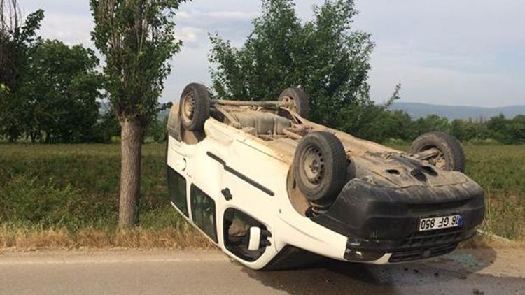 Kaza yapan ticari araç takla attı: 4 yaralı