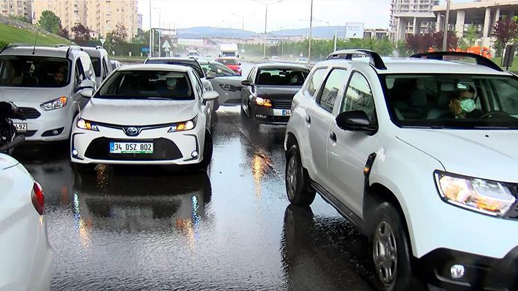 İstanbulda Anadolu Yakasında dolu sürprizi Çekmeköyde sürücüler köprü altlarına sığındılar