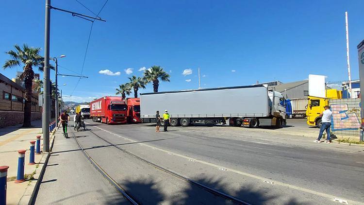 İzmirde gümrük işlemleri için bekleyen TIRlar trafiği etkiliyor