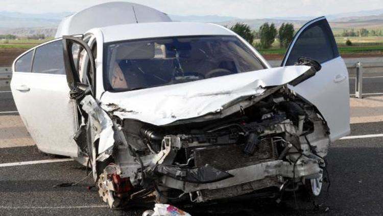 Kayseri’de lastiği patlayan otomobil takla attı: 2 yaralı