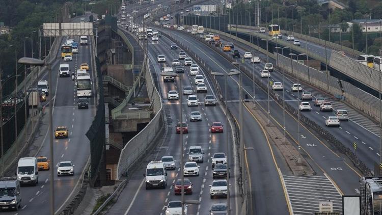 İstanbulda kademeli normalleşmenin ikinci gününde trafik yoğunluğu