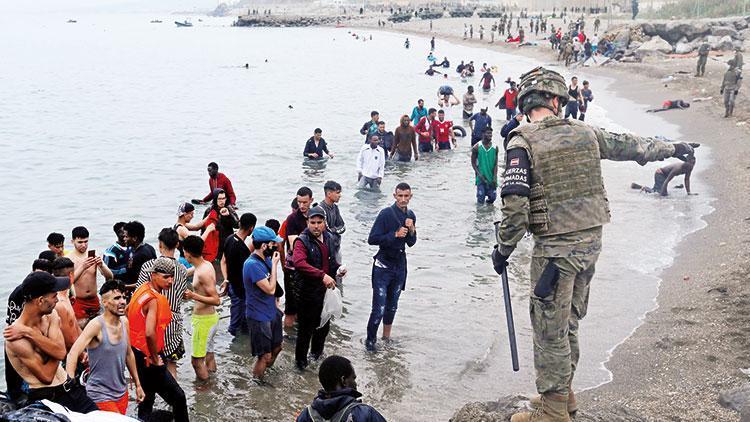 Afrika’dan Avrupa’ya görülmemiş göçmen akını Yüzerek İspanya’ya sığınmaya çalıştılar