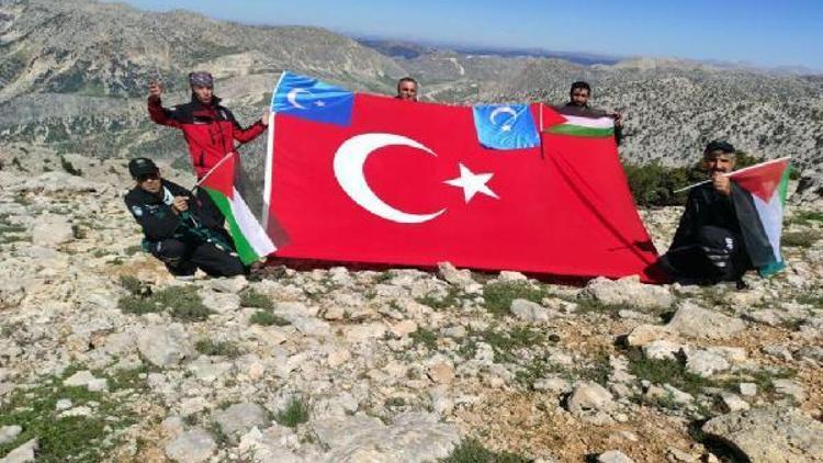 Koyunoluk Dağında Doğu Türkistan ve Filistin bayrağı açtılar