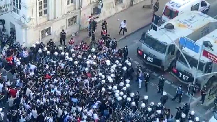Beşiktaşın kupa töreni öncesi taraftarla polis arasında arbede