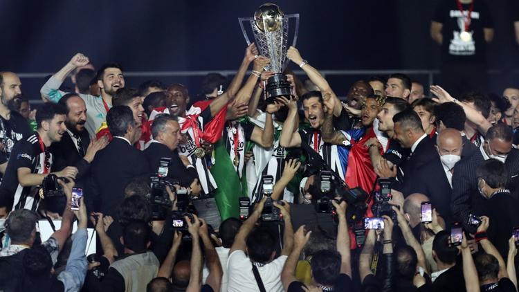 Son dakika: Beşiktaş şampiyonluk kupasını aldı Önce boğaz, ardından Vodafone Park...