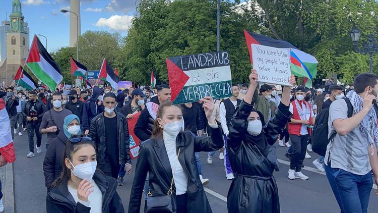 Berlin’de, İsrail’in Filistin’e yönelik saldırıları protesto edildi