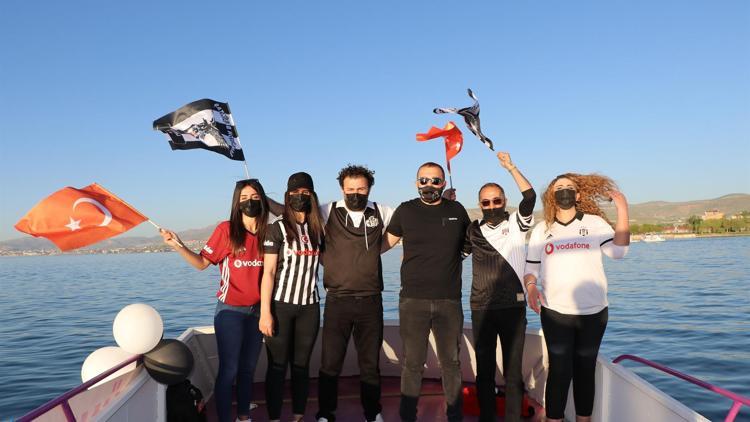 Van’daki Beşiktaşlılar teknelerle meşale yakıp, Van Gölünde şampiyonluk kutlaması yaptı