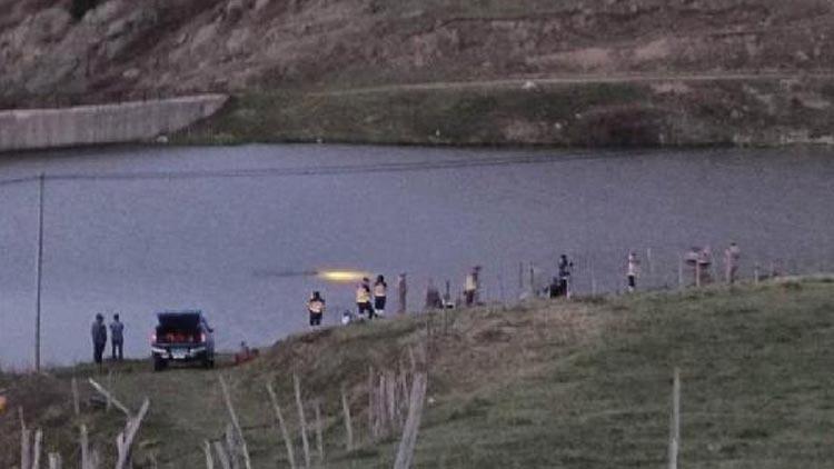 Serinlemek için gölete giren iki çocuk boğularak can verdi