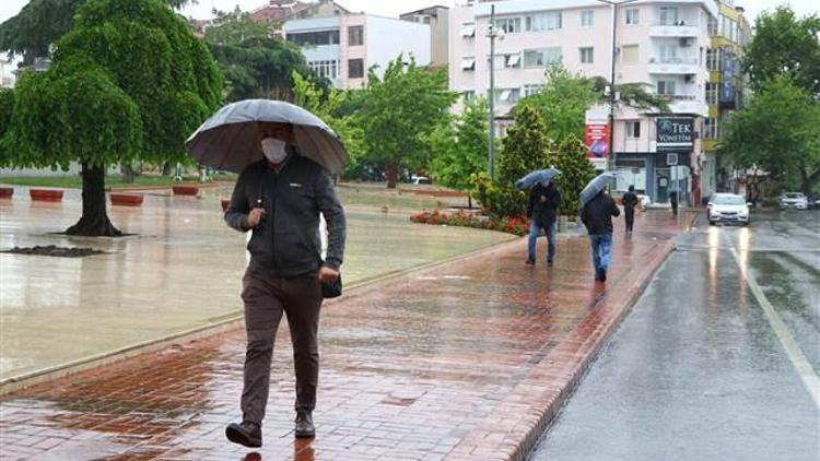 Trakyada aralıklarla şiddetini artıran sağanak etkili oluyor