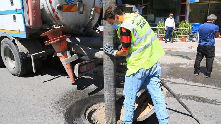 Tıkanan ızgaralar temizleniyor