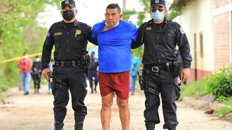 El Salvadorda kâbus büyüyor... Eski polisin bahçesinde 10 ceset daha bulundu