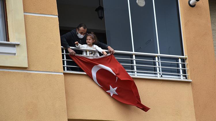 Anaokulu bahçesindeki direkten düşen bayrağı evinin balkonuna astı