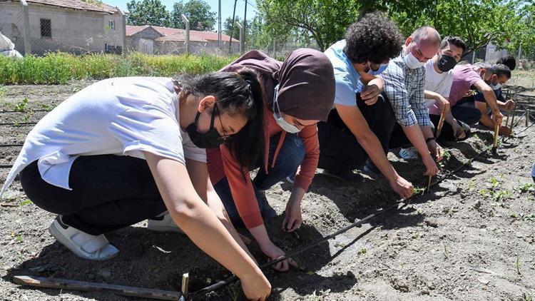 Genç çiftçilere gönüllü destek