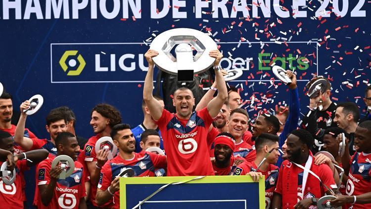 Son Dakika Haberi: Fransa Ligue 1de şampiyon olan Lille kupasına kavuştu Kupa Burak Yılmazın ellerinde...