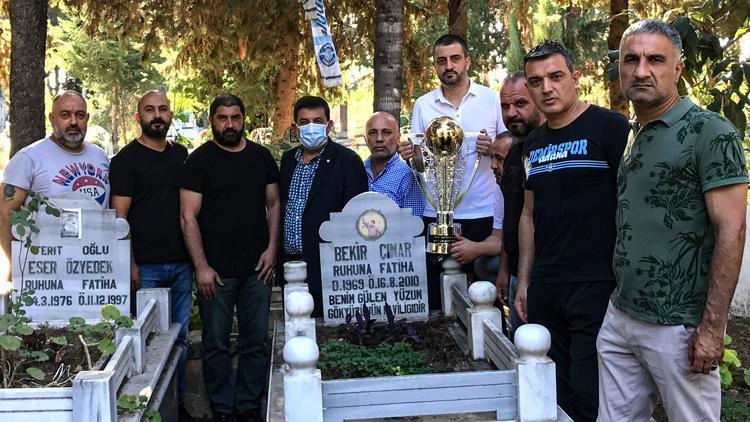 Adana Demirspor, şampiyonluk kupasını efsane başkan Bekir Çınara götürdü