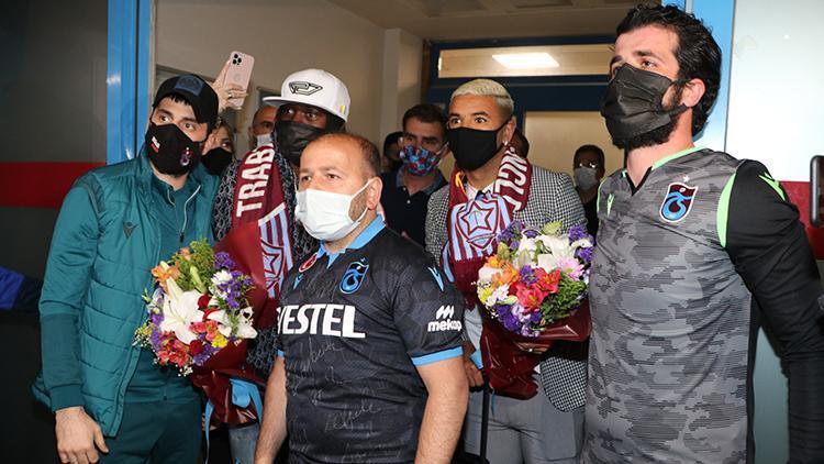 Trabzonspor Bruno Peres ve Gervinhoya kavuştu Taraftar izdiham yarattı