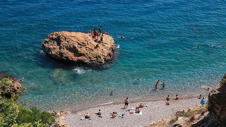 Konyaaltı Plajında kısıtlama öncesi yoğunluk