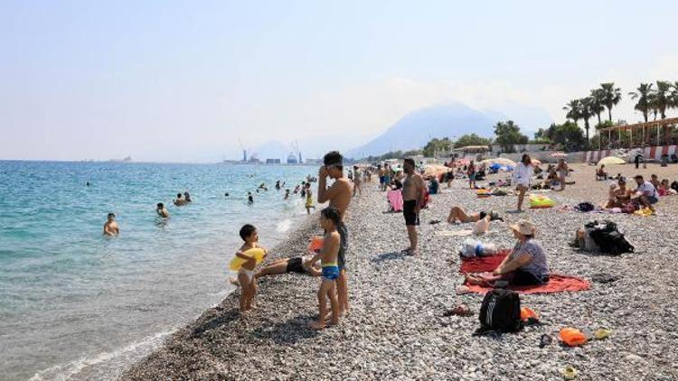 Konyaaltı Plajında kısıtlama öncesi yoğunluk