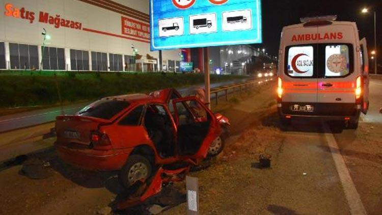 Kontrolden çıkan otomobil trafik levhasına çarptı: 4 yaralı