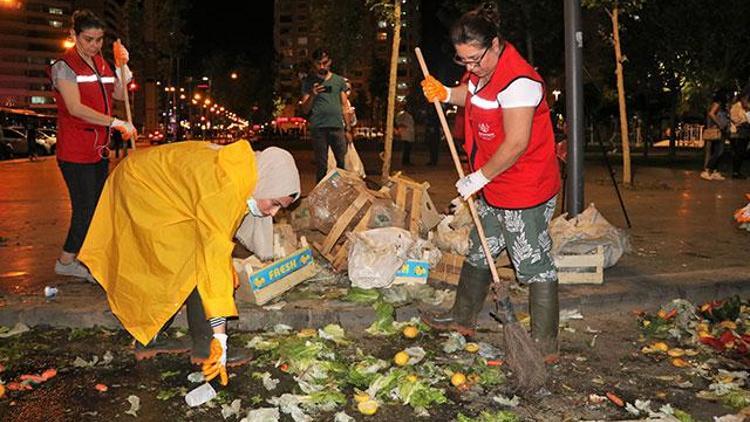 Gönüllü kadınlar, pazardaki sebze meyve atıklarını toplayıp gübreye dönüştürüyor