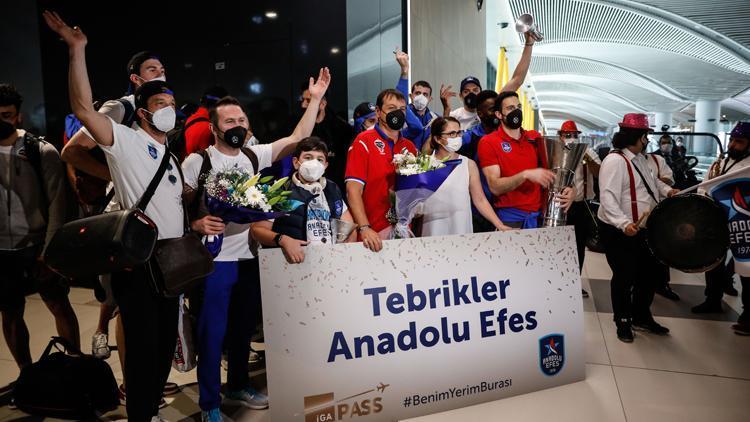 Euroleague şampiyonu Anadolu Efese coşkulu karşılama