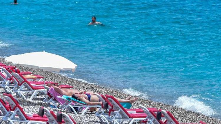 Antalyada yeni normalleşmenin ilk günü Mesafeli şezlonglarda sahil keyfi
