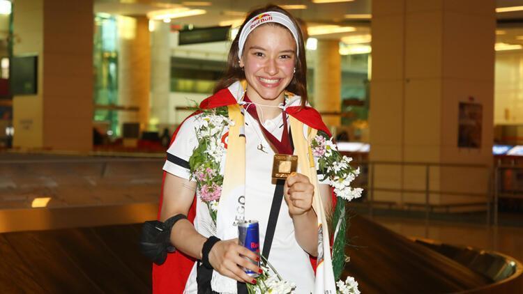 Dünya şampiyonu cimnastikçi Ayşe Begüm Onbaşı, altın madalyasını Türk kadınlarına armağan etti
