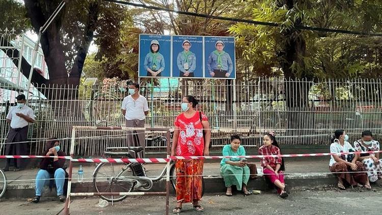 Myanmarın devrik liderleri Suu Çii ve Myintin bilinmeyen bir yere götürüldüğü iddia edildi