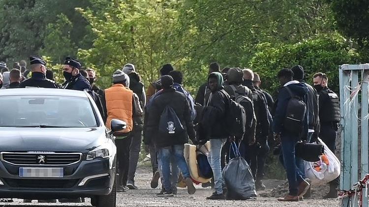 Fransanın Calais kentindeki göçmen kampı dağıtıldı