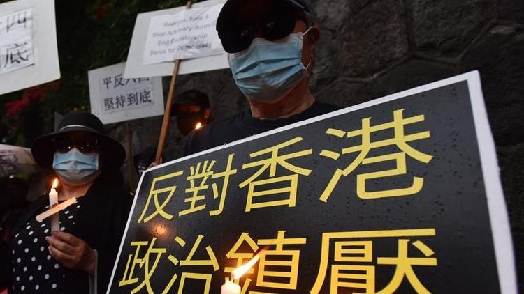Hong Kongda, Tiananmen olaylarını anmak için binlerce kişi bir araya geldi