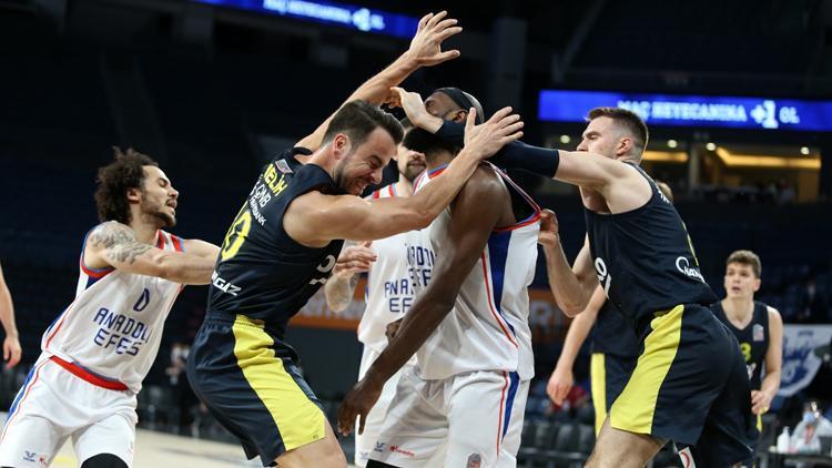 Anadolu Efes - Fenerbahçe Beko maçında kavga çıktı Singleton ve Melih Mahmutoğlu...