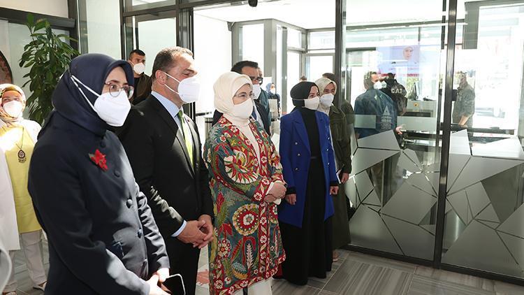 Emine Erdoğan, Beyoğlunda atıktan dönüştürülen ürünlerin yer aldığı serginin açılışını yaptı