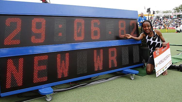 Sifan Hassani kadınlar 10 bin metre yarışında dünya rekoru kırdı